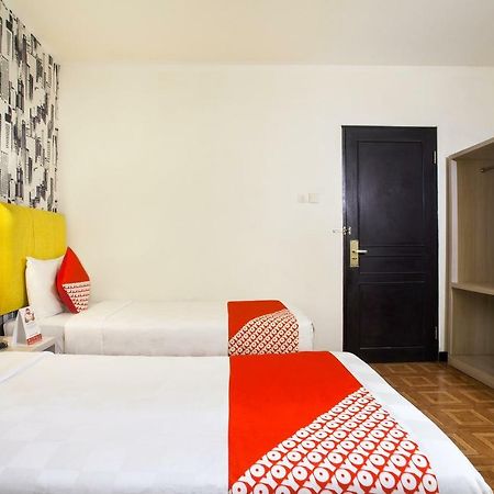 Oyo 119 Belvena Hotel Джакарта Екстер'єр фото